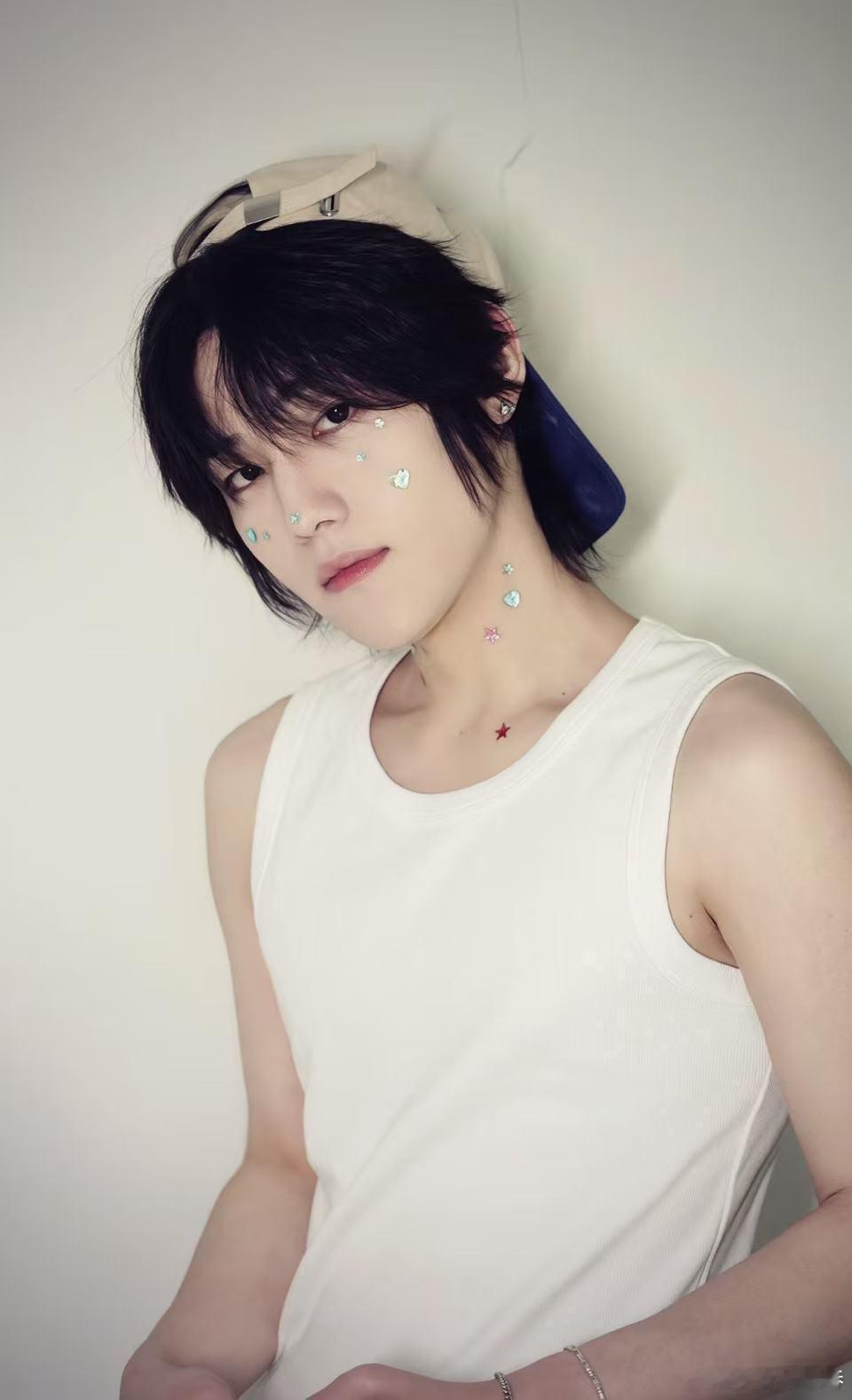 也没人跟我说竞男这么有型啊竞男身材和颜值更是直接拉满。腹肌线条清晰利落，赛场下的