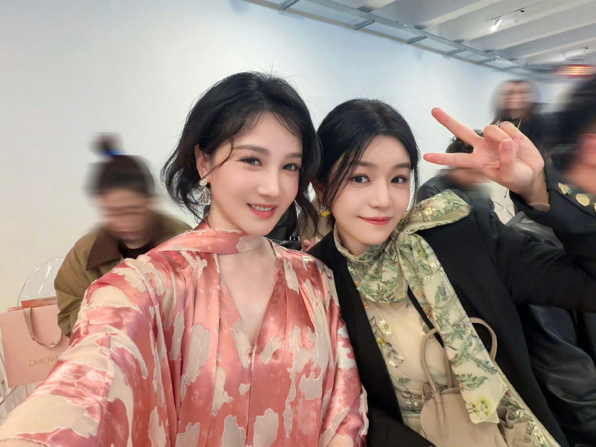 陈妍希晒与陈小纭时装周合照，两人同框梦回《狙击蝴蝶》是我们岑矜和春畅啊，好姐妹同