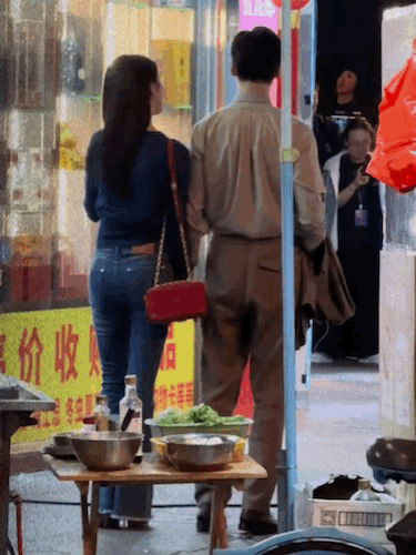 太喜欢看向涵之穿牛仔裤走路了，姐姐的身材真的很曼妙！什么体型的女人回头率超高向涵