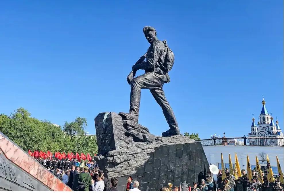 破防了，高市早苗用日俄双语发文抗议俄罗斯哈巴罗夫斯克的对日战胜纪念碑，这番举动颇