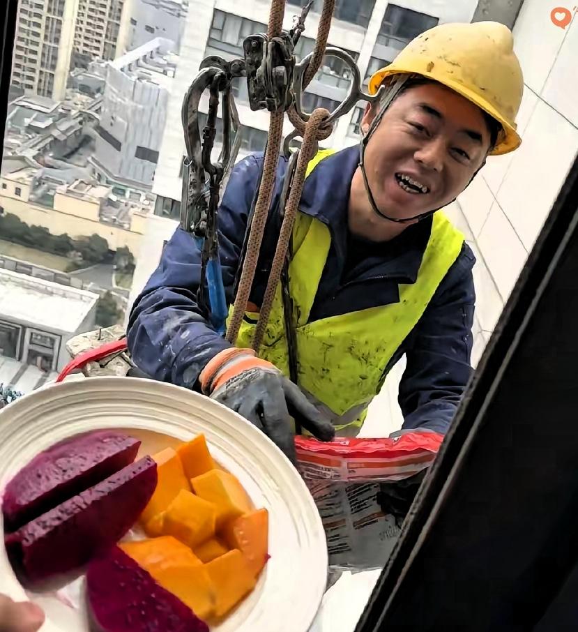 浙江29楼这一幕太戳心了！

女子切水果时撞见窗外高空清洁工，随手递出的一盘水果