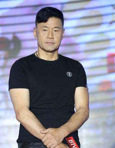 出道四十年零绯闻，拍戏赚钱回家还下厨，在外是义薄云天的硬汉关羽，在家是宠妻顾家的