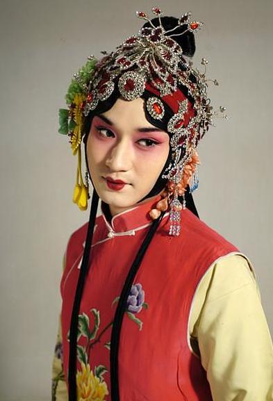 [微风]1918年，京剧大师荀慧生春风满面地走进洞房，迫不及待地掀开新娘盖头。然