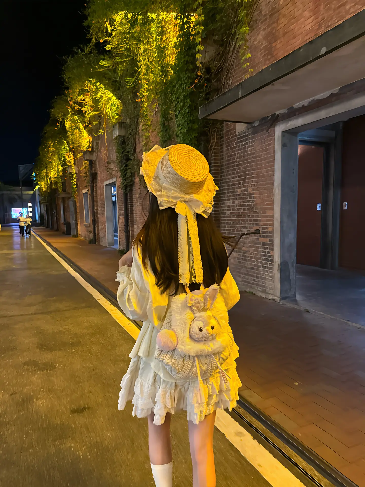 有人故意靠后拍你可爱模样 有人故意靠后回另一个女孩的消息