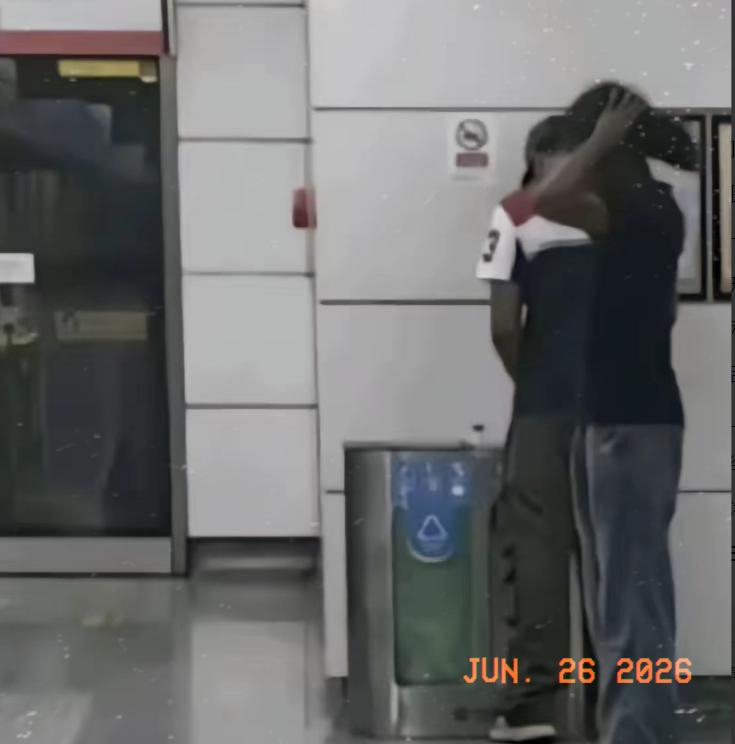 俩印度人大摇大摆进店，10分钟拿走价值百万的“货”，转身就往机场狂奔。本以为是天