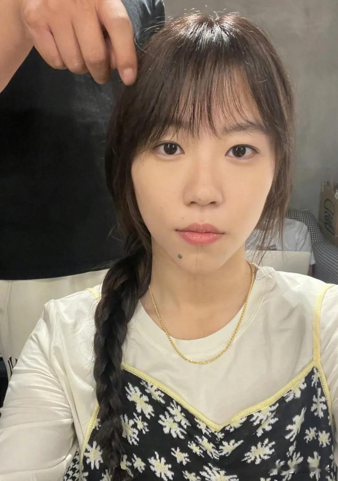 窦靖童是个谜啊，看不懂她！
你说她拼妈吧，她声线确实不错，唱歌还挺好听；
你说她