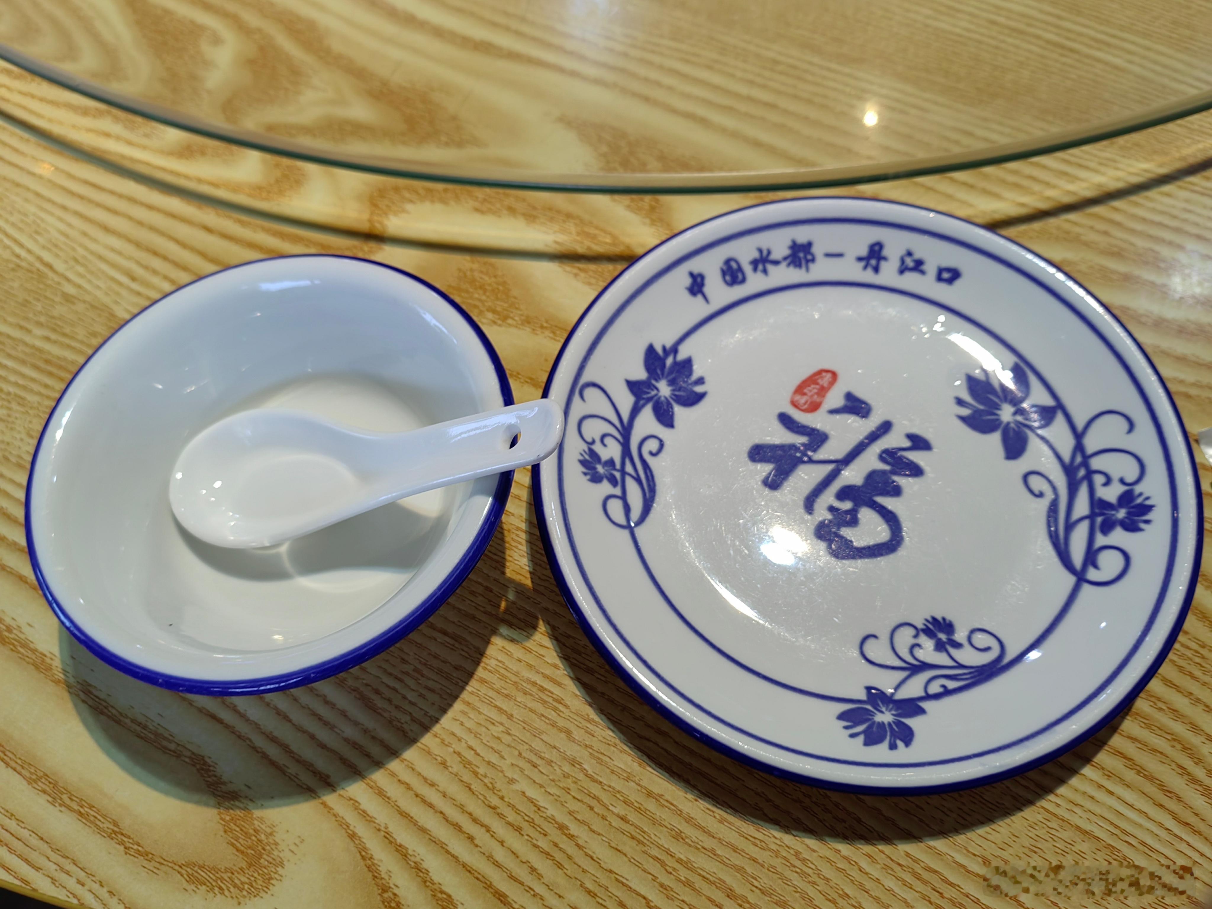 又开了半天的车，现在等着吃午饭。看这餐具，吗就知道我们到哪里了。. ​​​