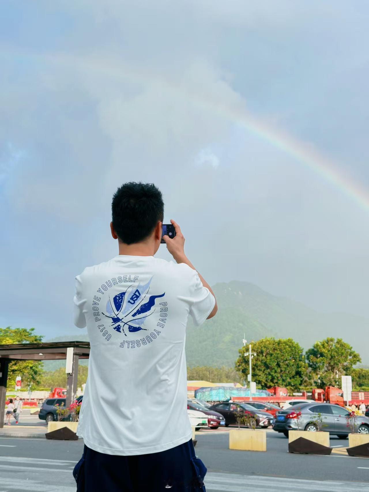 亲测，穿这件T会遇见彩虹🌈[心] ​​​