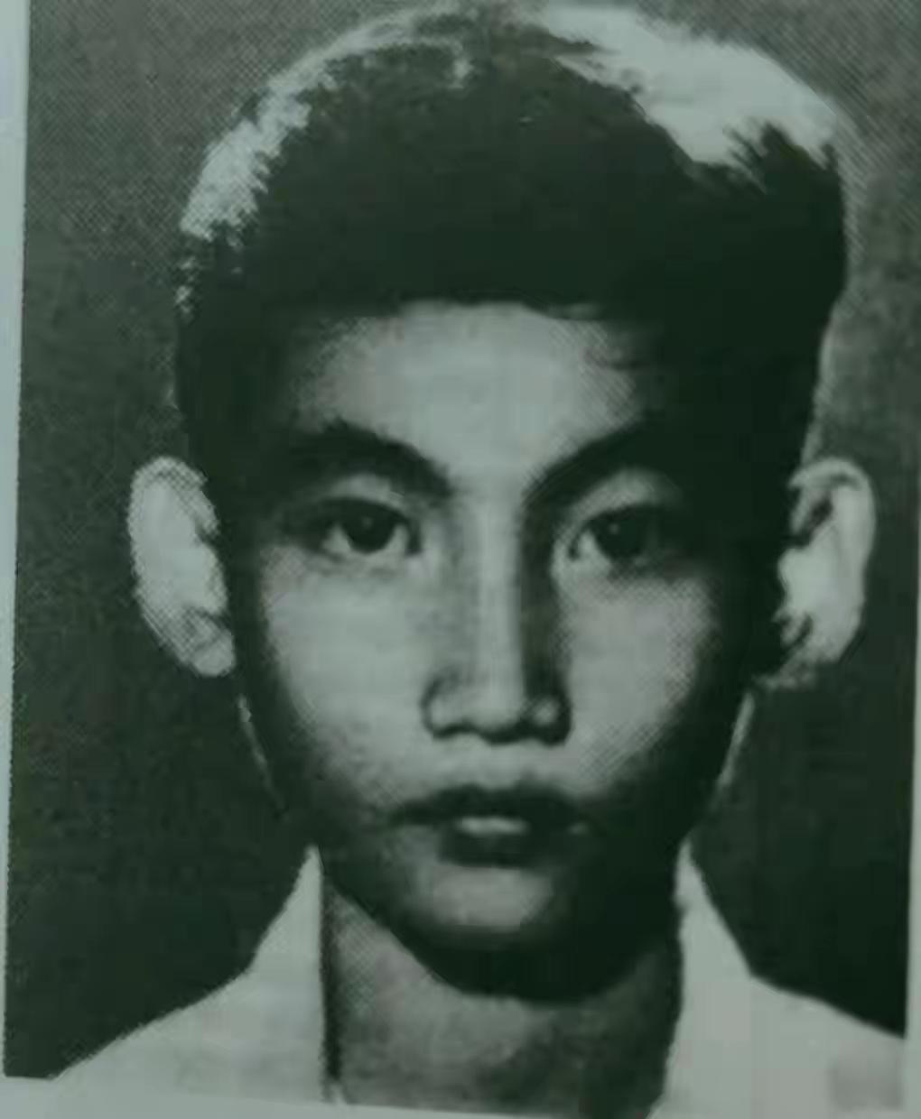 图一是徐克少年时，图二是施南生少女时。他们一个有点高冷，一个笑容可爱，缘分天注定