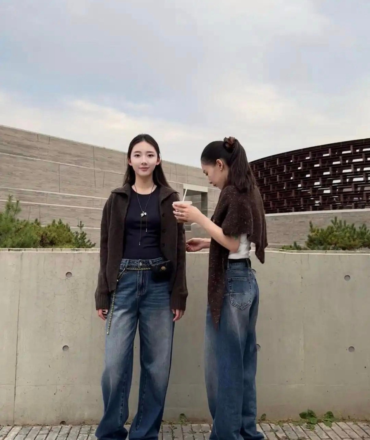母女俩一个37岁，一个15岁。这年龄差也太绝了吧 