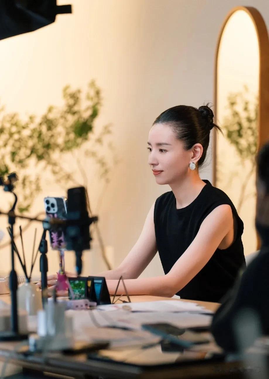 董洁
清清爽爽，简简单单。
  