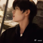 张极雪夜自拍 张极的雪夜自拍太有氛围感啦！雪夜静谧，他置身其中，就像从童话里走出