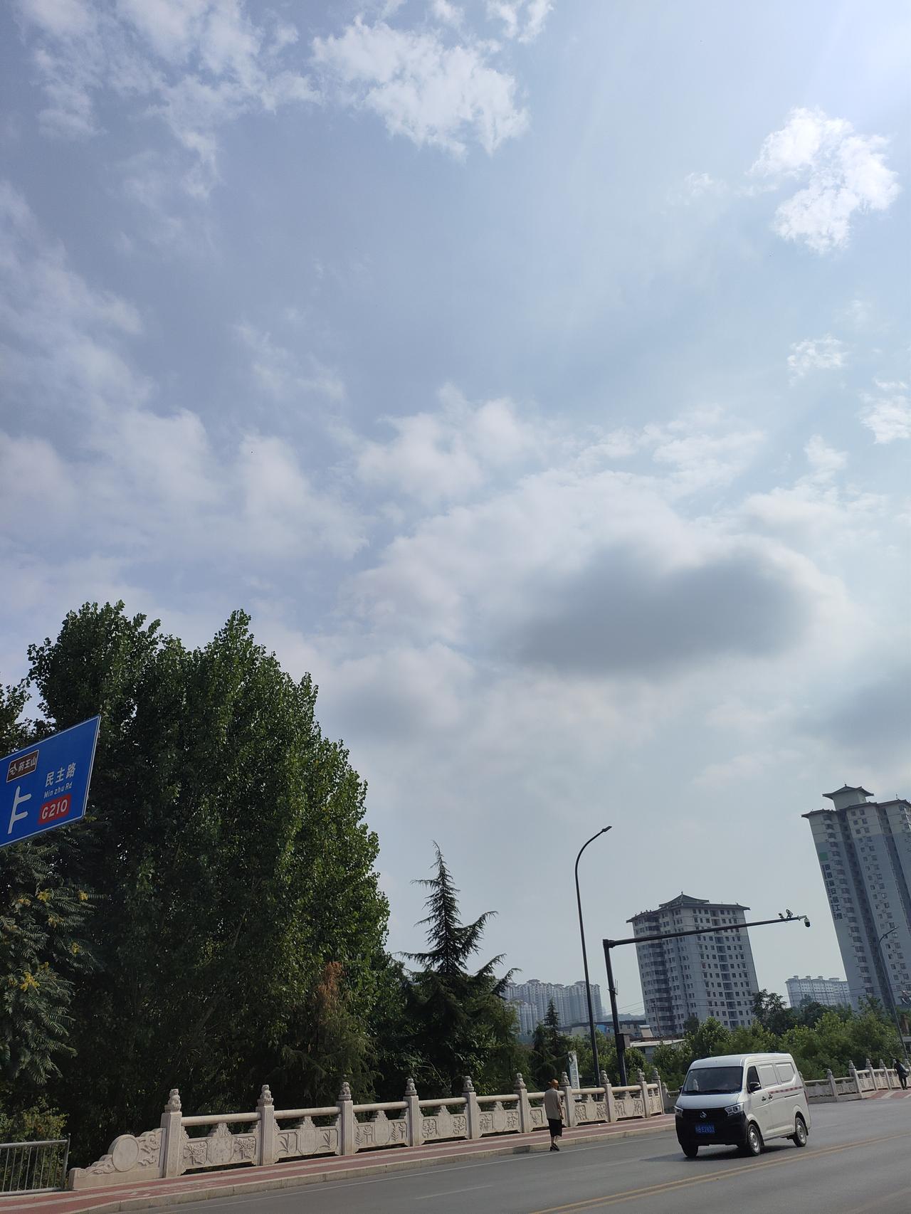 1. 一边是小城街道烟火，一边是老屋暮色云天，寻常风光，最是心安。
​2. 抬眼