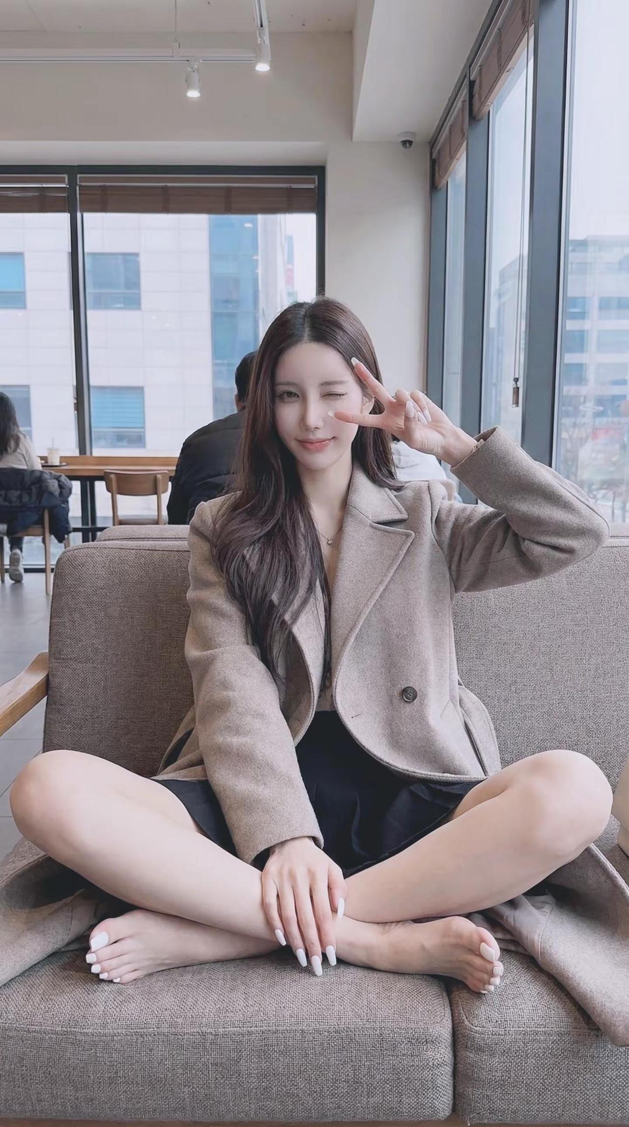 我嫉妒你身边每个无关紧要的人，怎么那么容易就见到我朝思暮想的你。