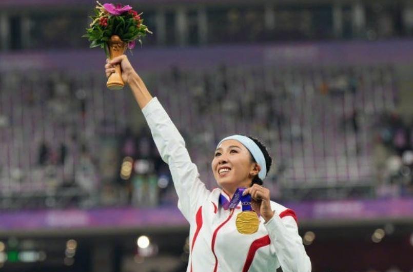 中国2大亚运冠军女神同框！林雨薇揭开夺冠原因 点燃火炬又美又飒
林雨薇和葛曼棋在