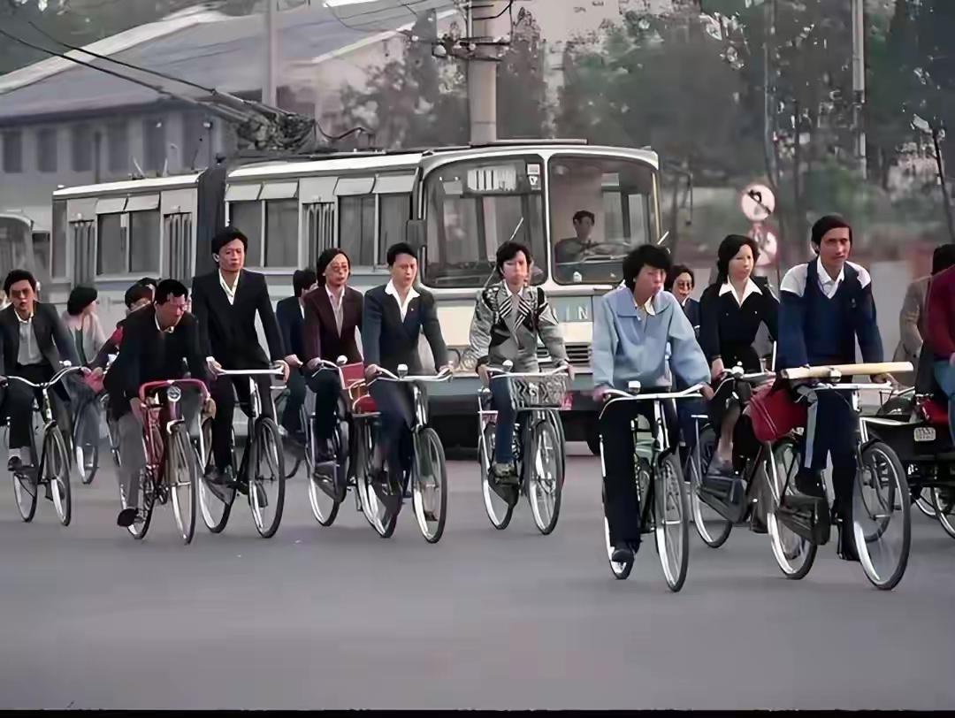 城乡昔日箫条多，
上班下班骑单车。
长街有序不拥挤，
节时方便更洒脱。