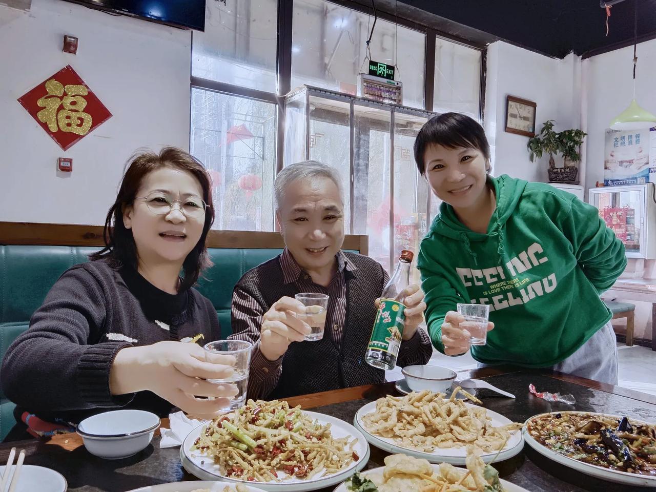 《花甲兄妹生辰宴》

同是花甲之年，哥姐第一次共同为我过生日，满满的幸福感！
我