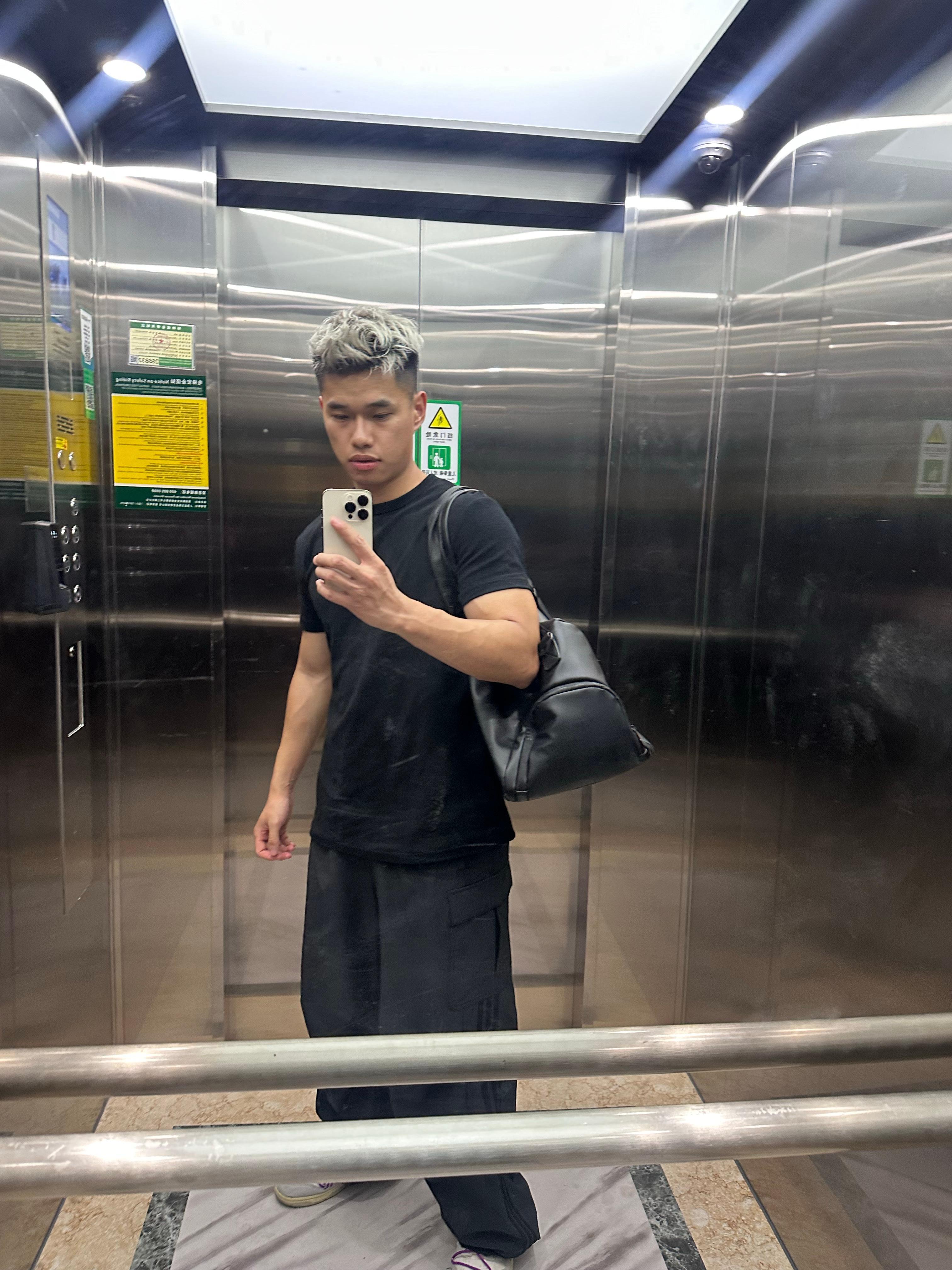 打卡下班，感觉我这个包不像来上班的，像来运钞票💵的 ​​​