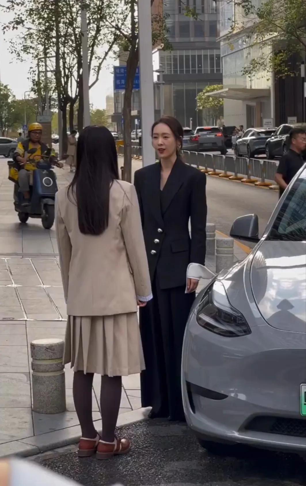 深圳偶遇童瑶拍戏，一身黑色西装的童瑶好有气质，像个女强人似的，本人高高瘦瘦的，确
