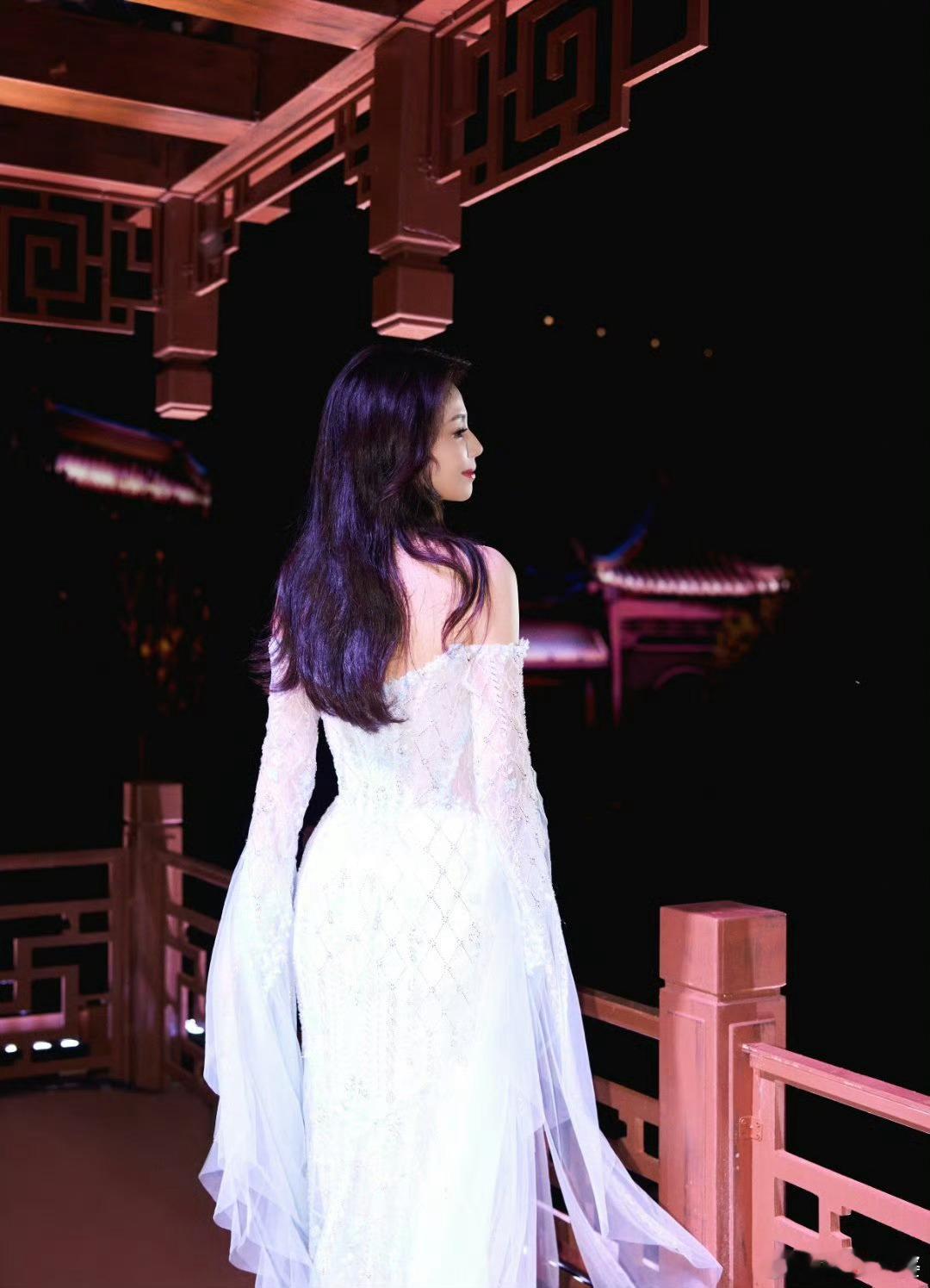 #刘涛好美#刘涛今晚状态超好，白裙优雅明媚，国泰民安脸的大美人[好爱哦][好爱哦