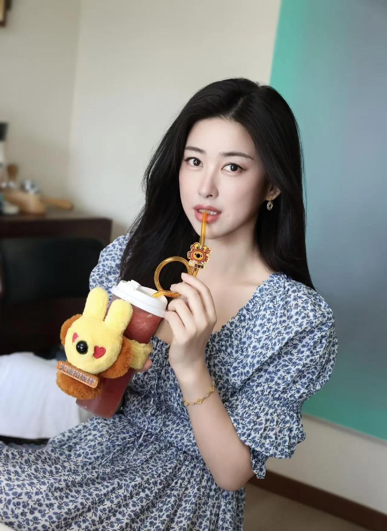 谁懂啊！朱珠把“奶奶碎花裙”穿成了约会战袍！
 
以前觉得蓝碎花裙土，直到看她穿