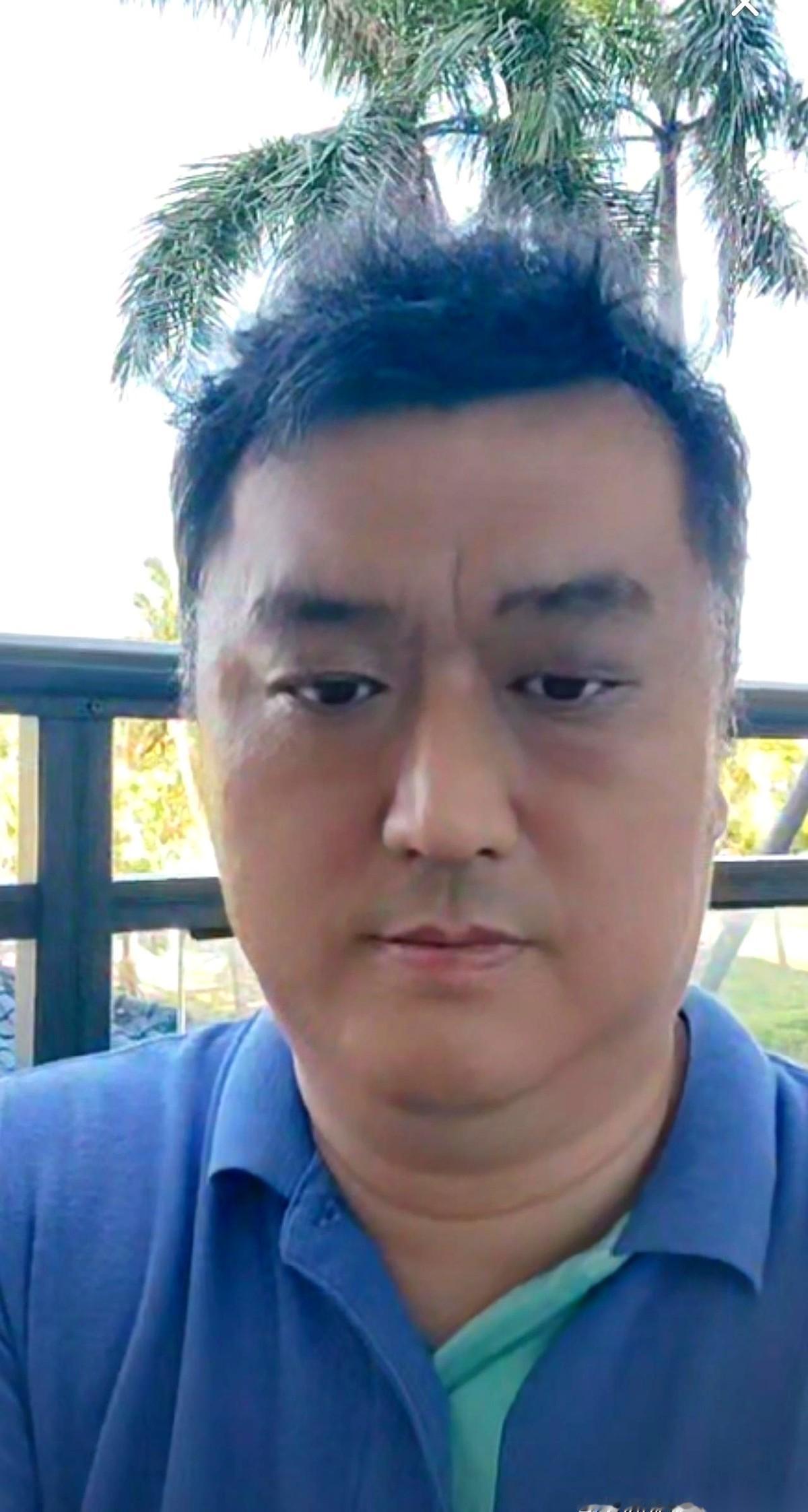 “公式相声”的博士李宏烨，镜头前，直接点名郭德纲：“他就是个恶霸！”
一句话，就