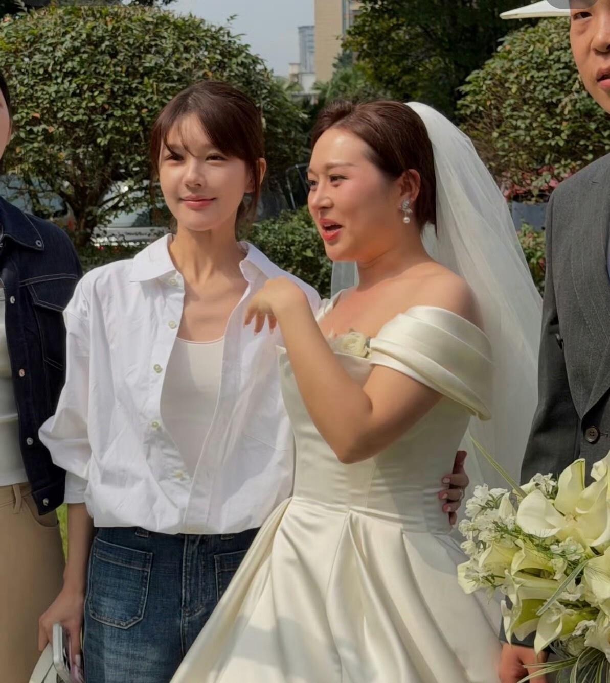 赵露思10月3日现身成都亲友婚礼，穿着白衬衫牛仔裤当证婚人，致辞时哽咽着说“谢谢