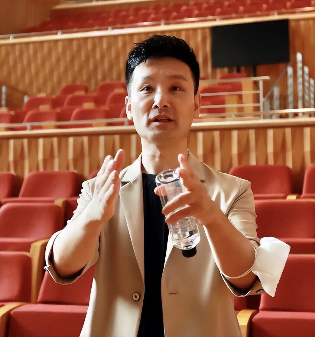 刘和刚励志人生：两根断指托举的农家歌声，从黑土地走到央视、受聘哈工大
 
刘和刚