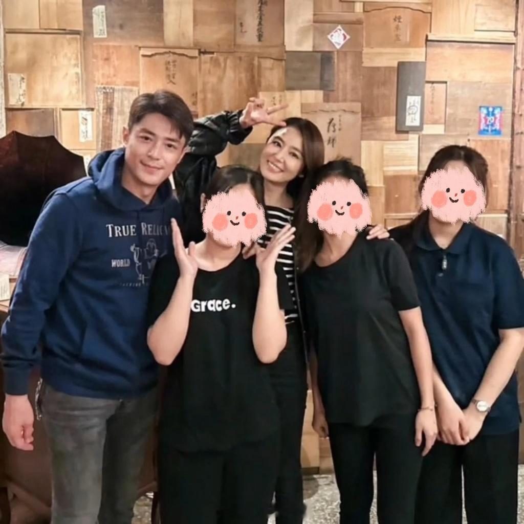 霍建华林心如餐厅吃饭被偶遇霍建华林心如与网友合照 霍建华林心如餐厅吃饭被偶遇，高