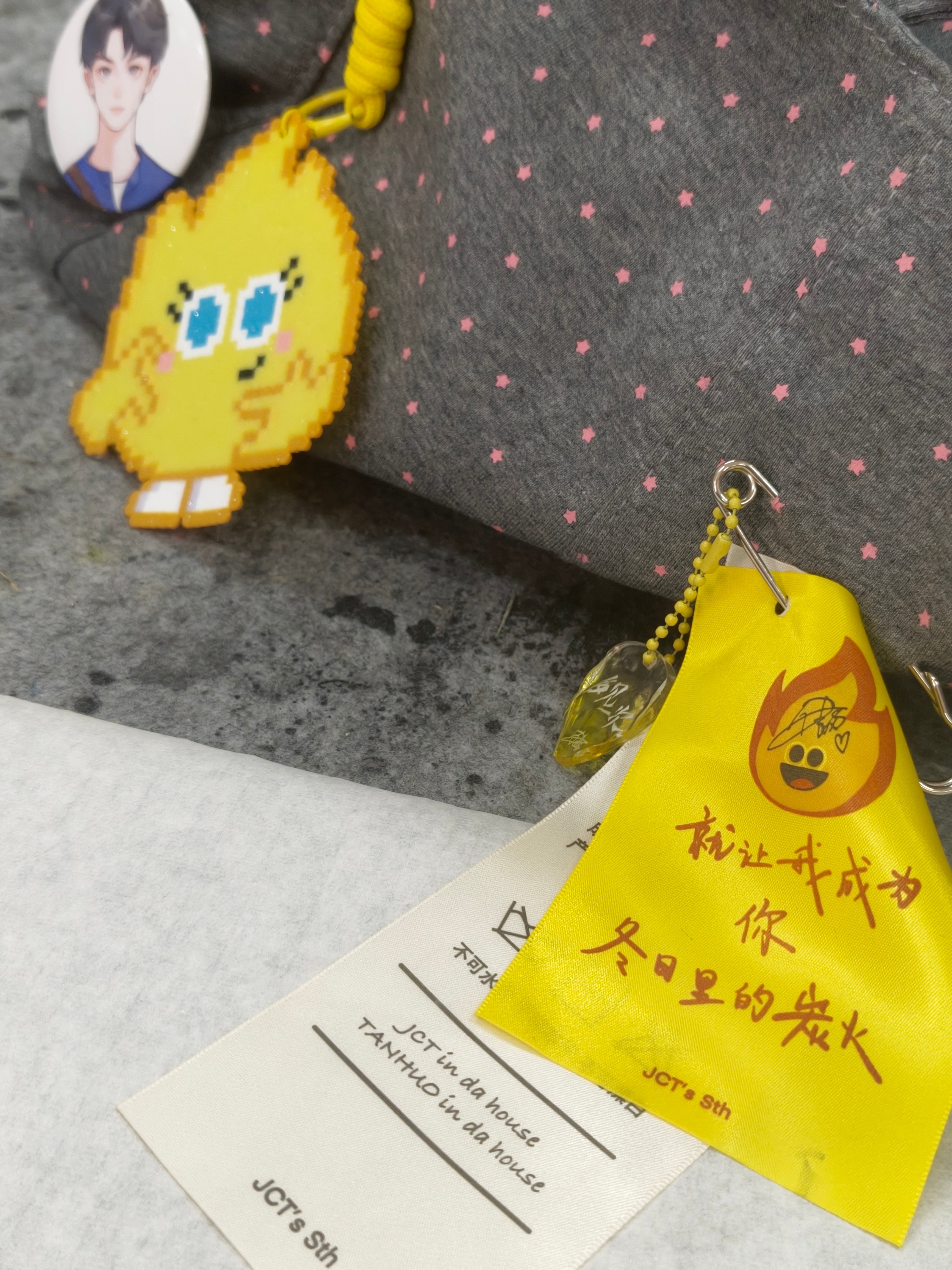 我现生朋友问我 这是哪里来的衣服商标 哈哈哈哈哈哈哈我不中了 