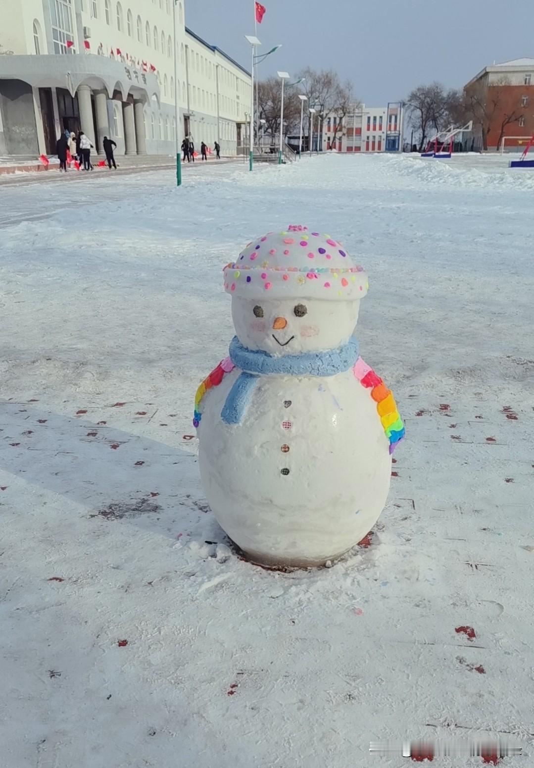 嘴上说着旧人不入新年
实则旧人却在心里住了，
一年又一年
新年的风刮上了屋檐，
