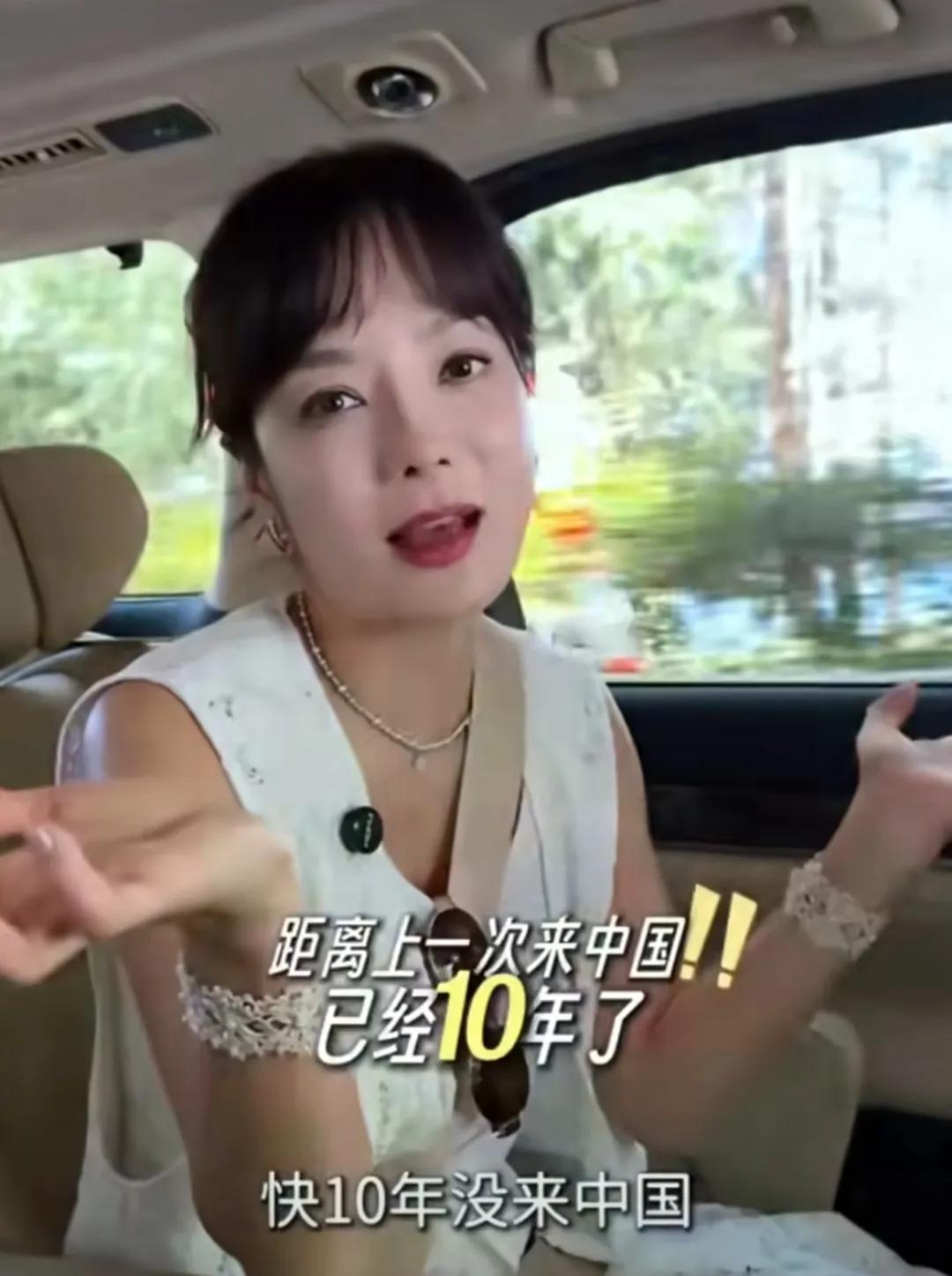 蔡琳带着儿子礼物来杭州定居了，她现在签了杭州经纪公司，要开始直播带货了，这也是蔡