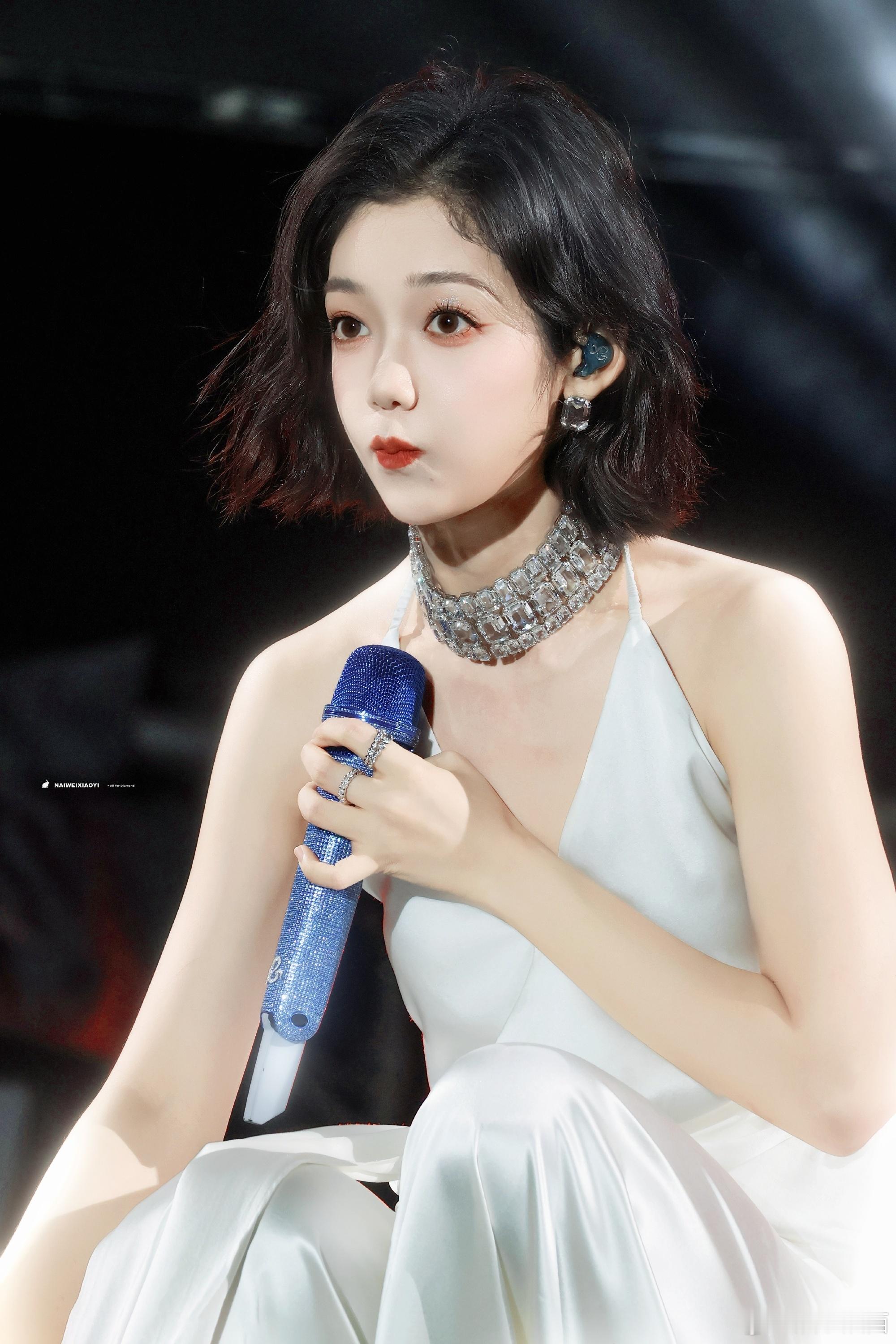 被希林娜依高歌声治愈了希林娜依高一开口就是故事感戴上耳机潜入 《寻鲸记》的深海，