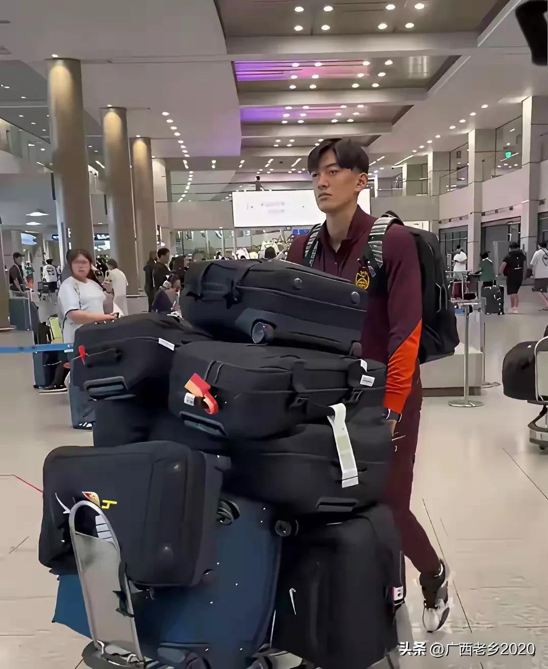 国足这是去韩国旅游还是去踢球？带上飞机的行李多得却惊人，看他们每个人都推着五六个