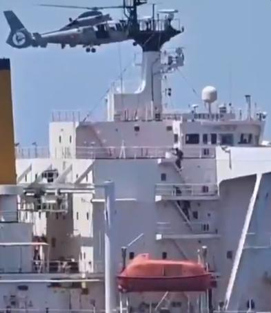 【🚨 法国拦截了来自俄罗斯影子船队的另一艘船只】法国海军于周二在西西里海岸附近