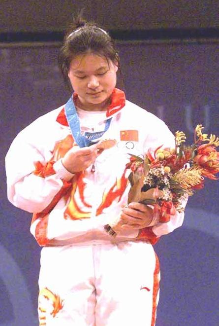 2003年，奥运冠军陈晓敏，退役后却339万卖掉所有金牌，随后一转身，她带着家人