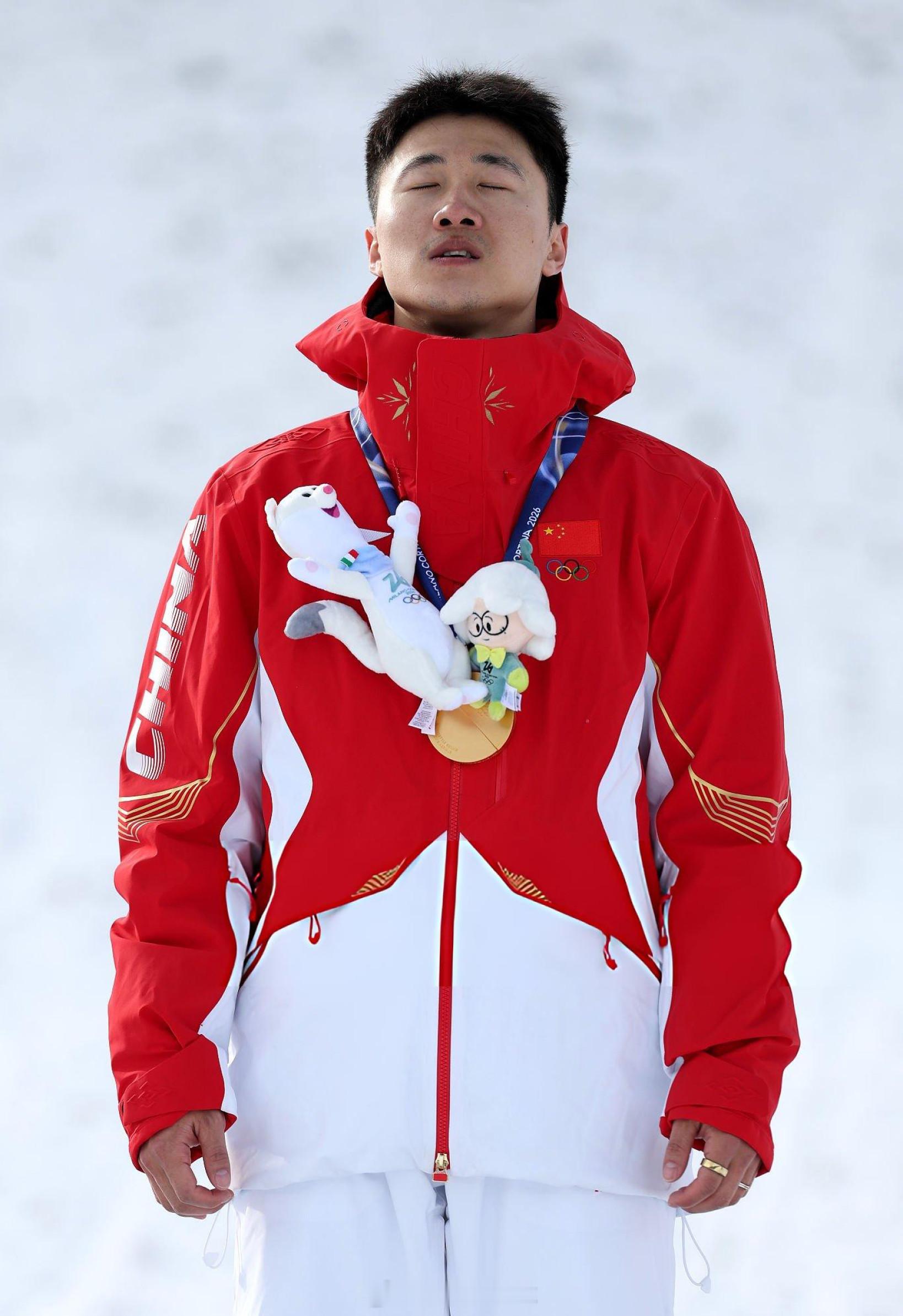 王心迪李天马身披国旗王心迪夺金颁奖12图🇨🇳🏅️祝贺🎉王心迪金牌中国队3