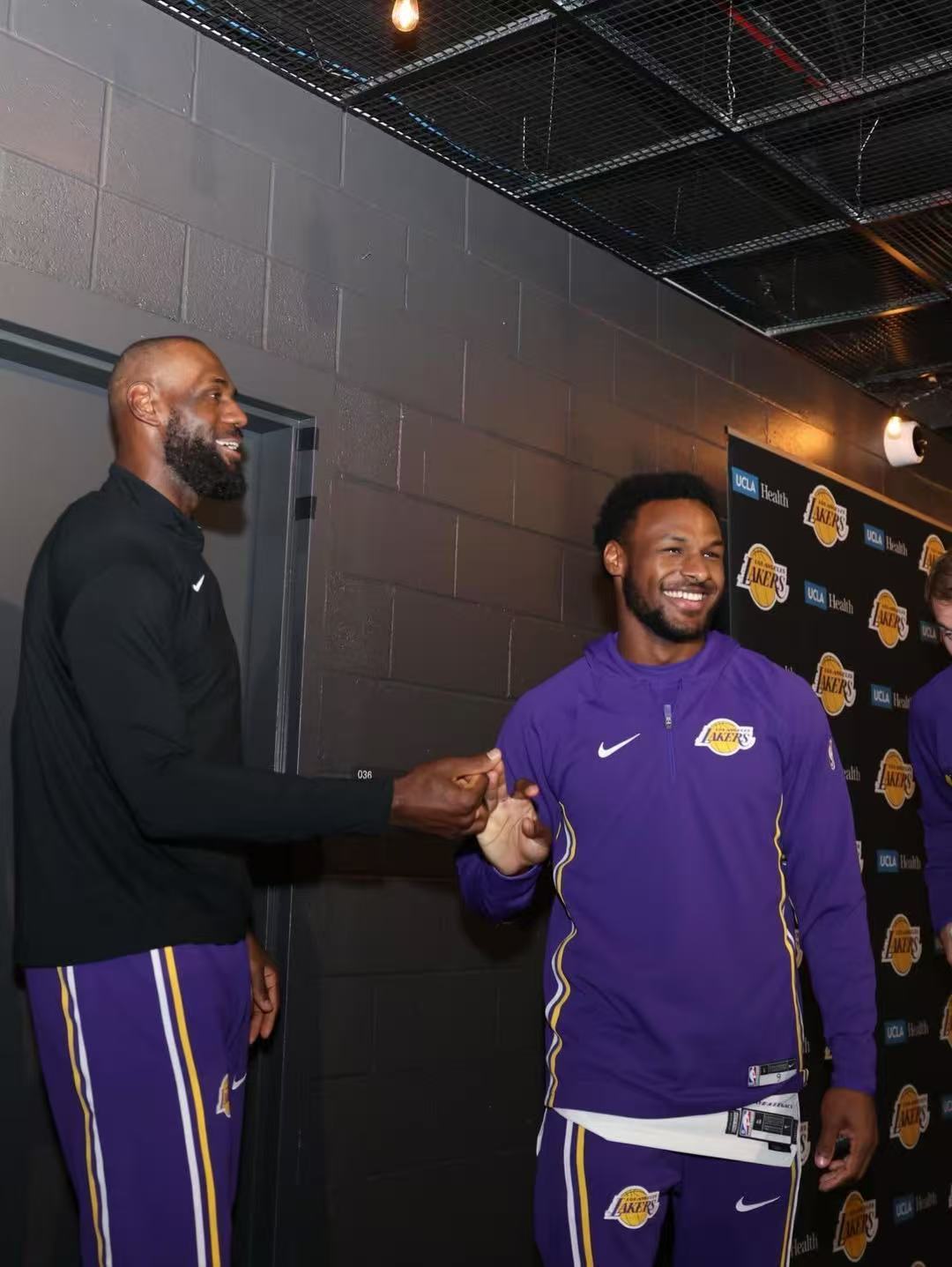 詹姆斯更新IG：“不过是课间休息时，在自己最爱的球场上撒欢的孩子罢了 🛝 👑