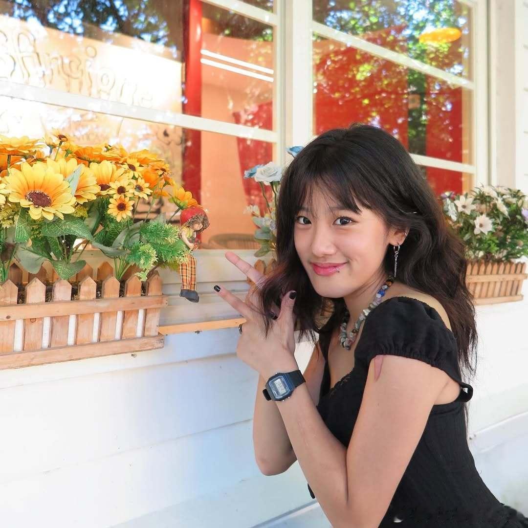 贾静雯为梧桐妹庆20岁生日20岁的梧桐妹 贾静雯为大女儿庆生，梧桐妹都20岁了，
