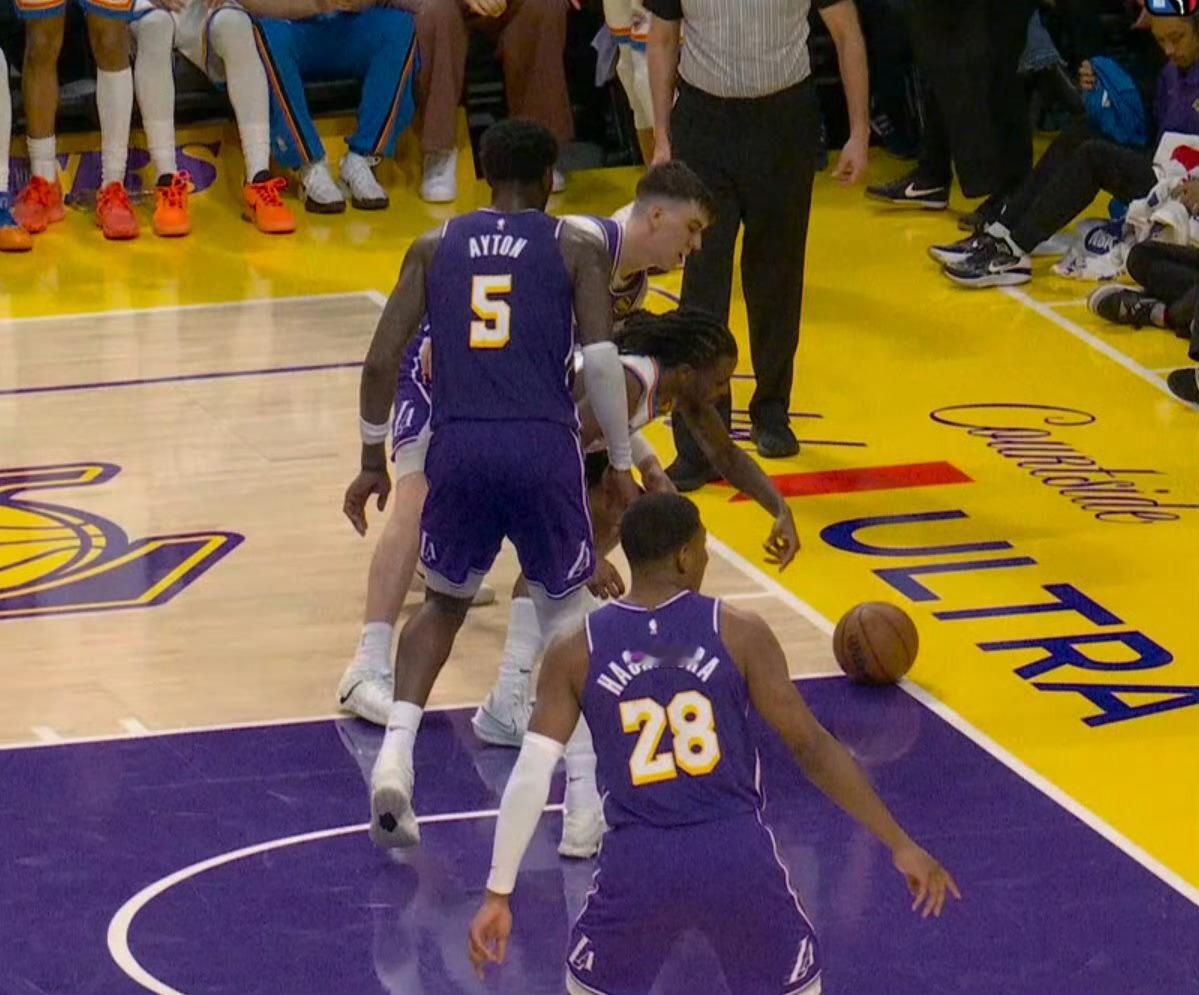 雷霆vs湖人咱就是说，这球雷霆不出界？？？ 