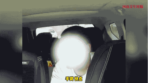 泪目了！贵州贵阳，男子突然冲到警车旁，拉开后门就坐了进去，还一边哭一边向民警伸手