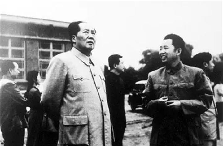 1951年刘亚楼的一句话让主席当场破防，泪流满面：在我还未离开之前，绝不能让你比