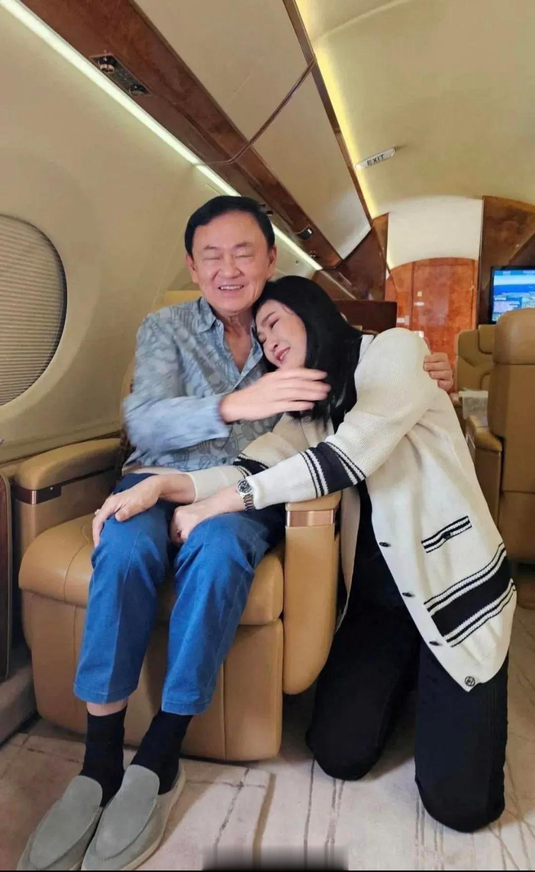 泰国需要发展经济的能人，他信就是那样的人。流亡17年，他信从新加坡回到泰国，妹妹