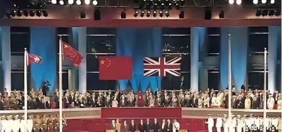 当年条约写得明明白白，香港岛是永久割让给英国的土地。按照近代殖民世界的惯例，割出