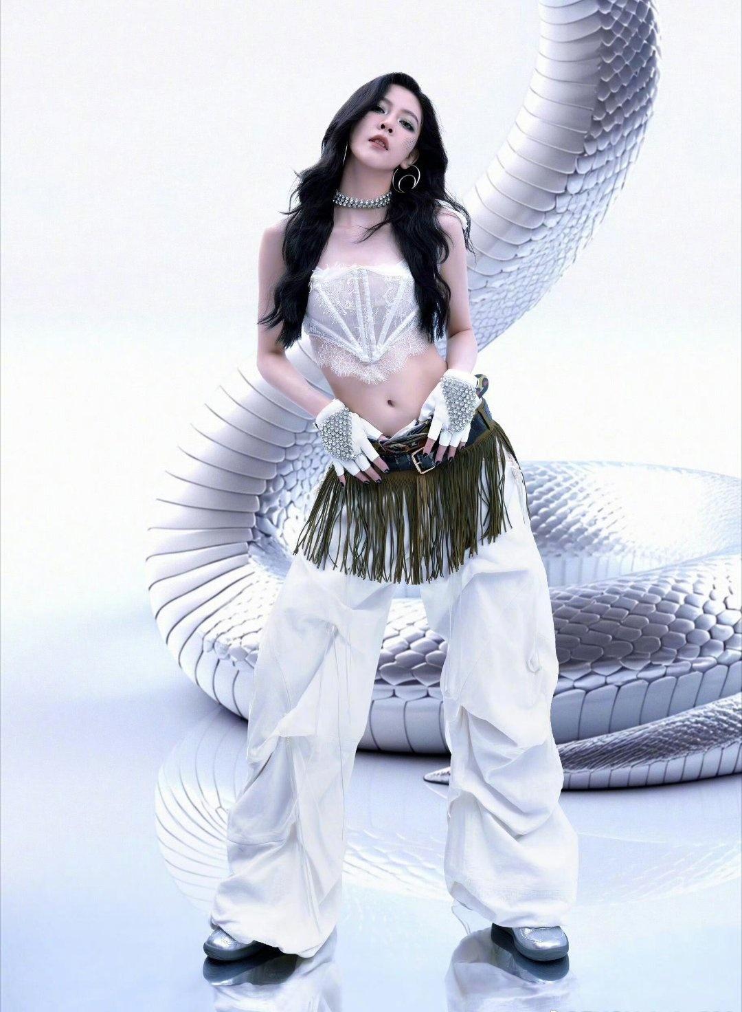 今日造型再次刷新认知，冷冽妆容搭配科技感装束，将辣妹风范延伸至下一个时代。 ​​