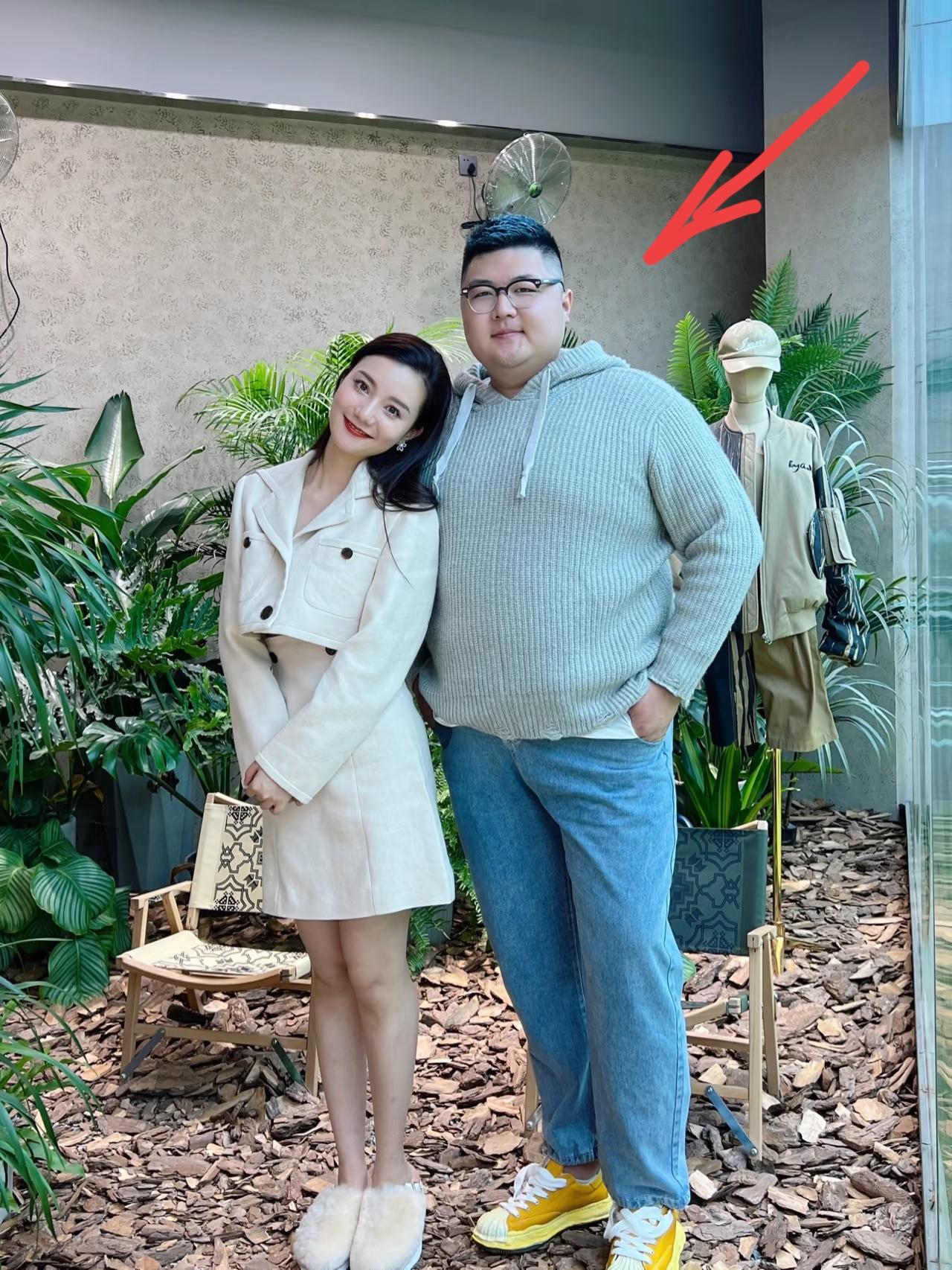 研究大半天，

终于从离婚的猴哥身上发现一个秘密，

那就是男人可以穷，也可以丑
