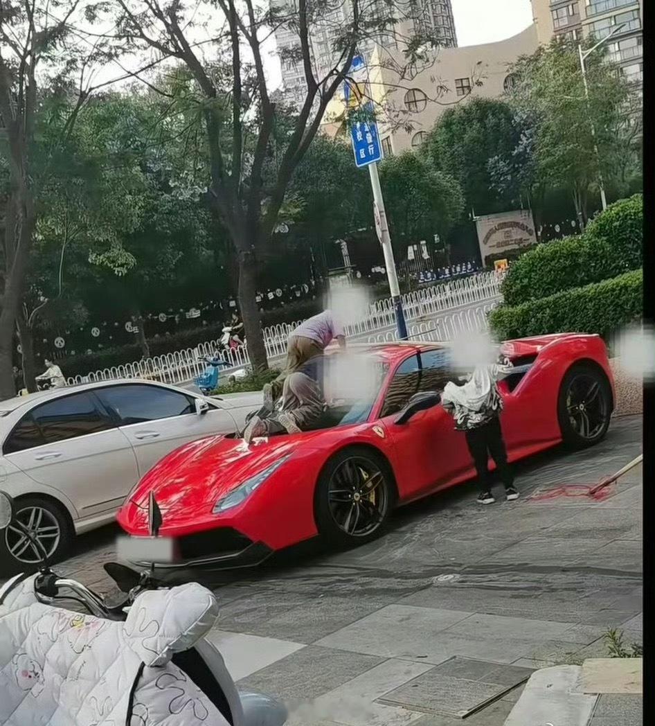 这不是车型的问题，只是因为法拉利所以被放大了，这几个熊孩子就是拿旁边的奔驰当滑滑