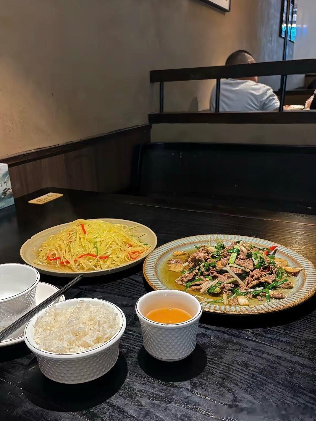 下楼吃个便餐，这两天事情还挺多的，一大早就到了公司，忙忙碌碌才给朋友们回复完问题