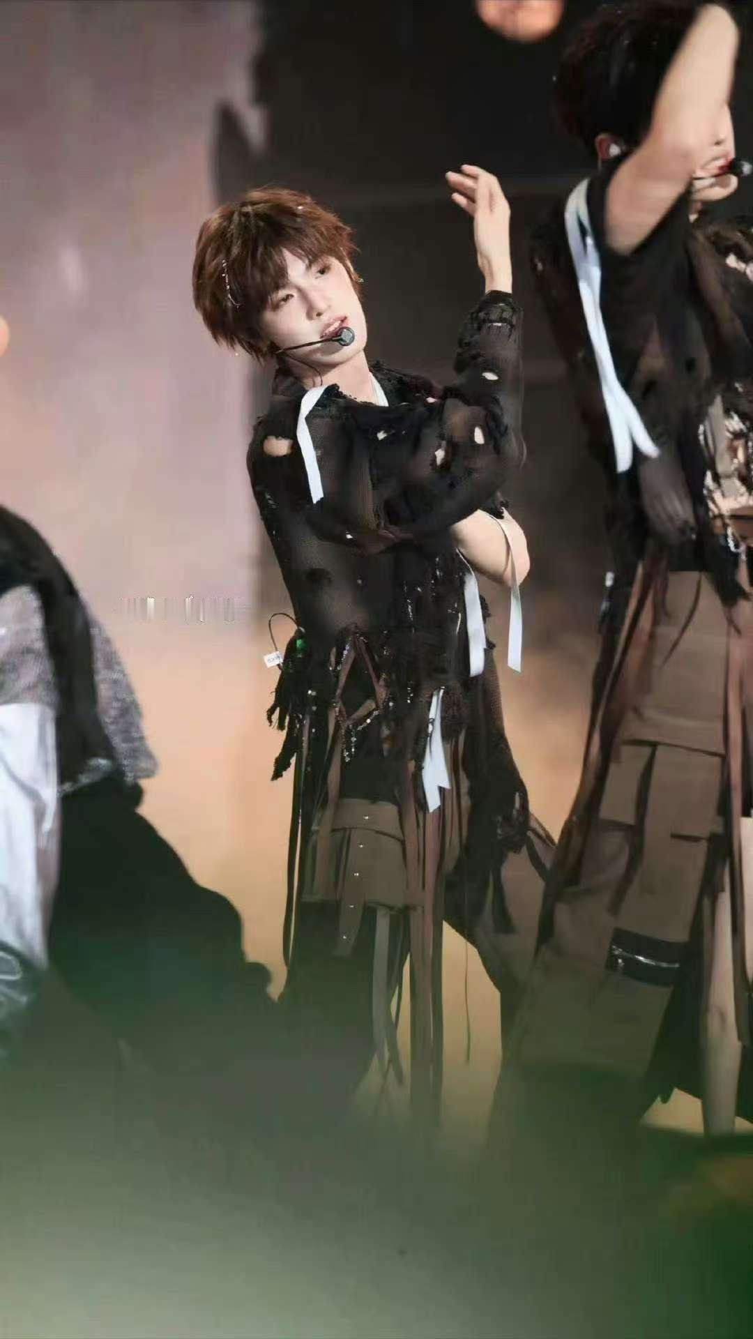 张泽禹 哥穿破布都是帅哥 属于那种一开口就把人吸住的类型💚衣服再怎么随意，舞台