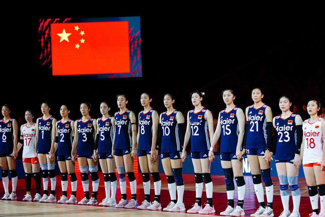 2️⃣连胜✌🏻1️⃣6️⃣强💪🏻📸2025女排世锦赛第2场胜利赛后合影✌